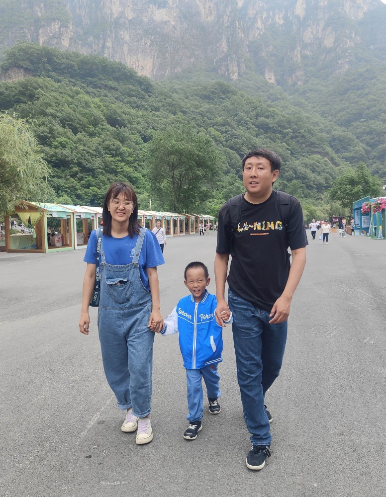 小寨沟曹林飞一家三口 (1).jpg